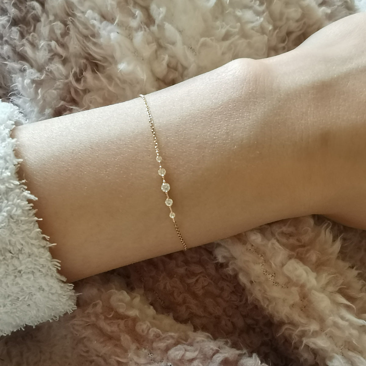 Pulseira Gang Drill feminina banhada a ouro 14K com cinco zircônias design fino sentido minimalista